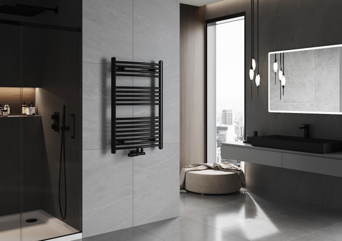 moderní koupelna s modrou stěnou