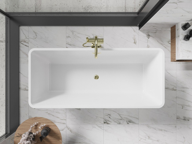 Bílé dlaždice v aranžmá koupelny