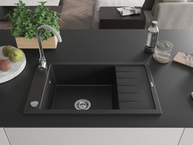 Černý dřez s odkapávačem