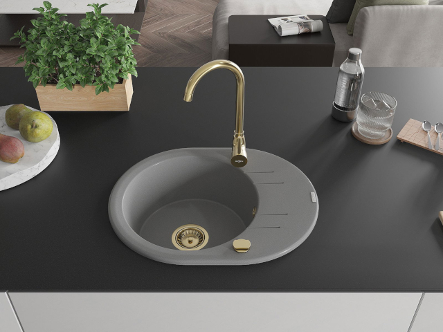 Dřez se zlatou baterií a sifónem