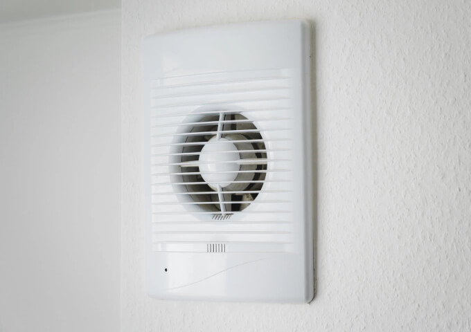 Bílý koupelnový ventilátor
