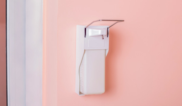 Jak zavěsit dávkovač tekutého mýdla?