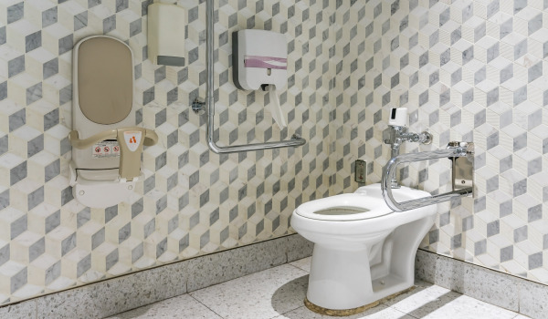 Proč instalovat nástěnné madla v koupelně?