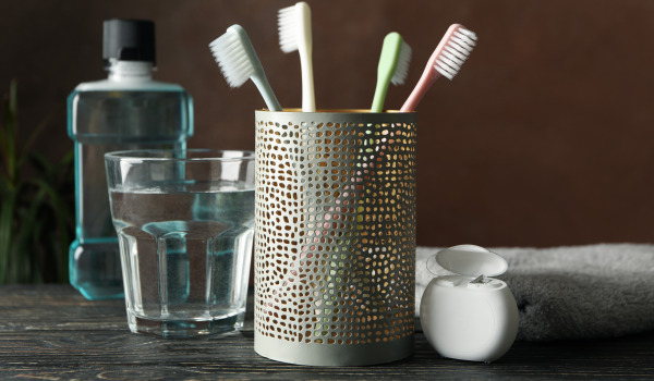Kde umístit stojící příslušenství na čištění zubů?