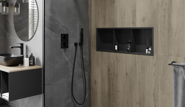 Industriální koupelna s vestavěnou poličkou do sprchy