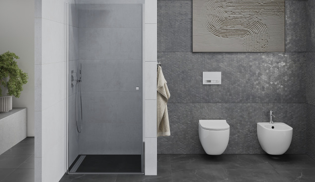 Prostorná koupelna se sprchovými dveřmi