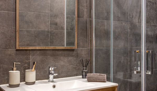 V jaké výšce zavěsit sprchové košíky?