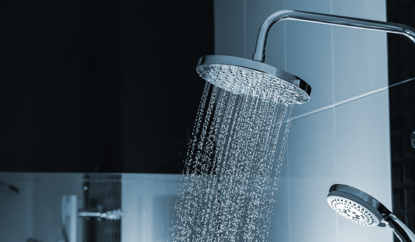 Dešťová sprcha v nástěnném vanovém systému - stojí to za to?