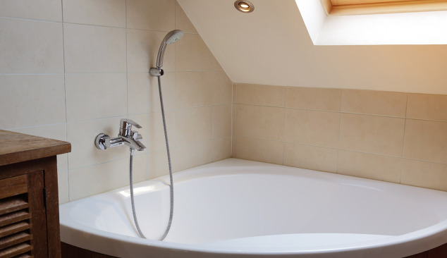 Rohové vany řeší problém s nedostatkem místa