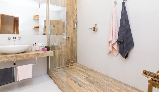 Moderní koupelna s černou baterií