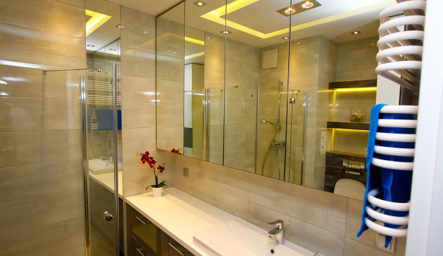 Rohové koupelnové skříňky v různých stylech