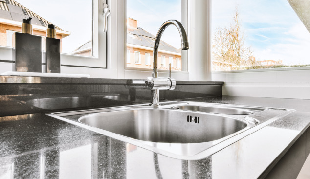 Je možné umístit dřez pod okno?