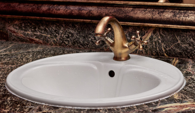 Zlaté a měděné baterie v koupelně