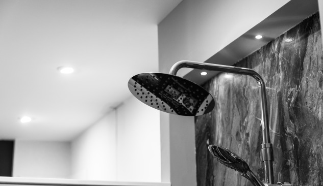 Černobílá aranžmá ve vaší koupelně