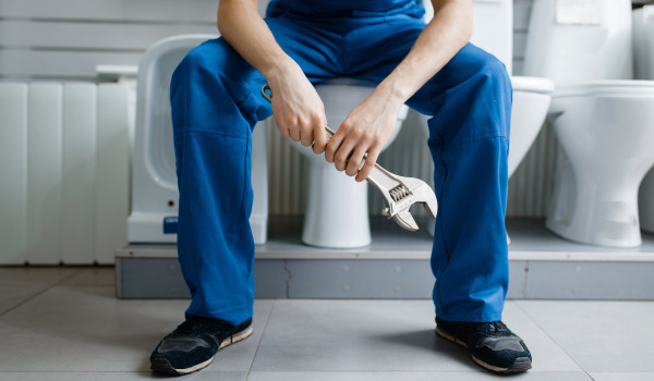 Jak namontovat záchodové prkénko?