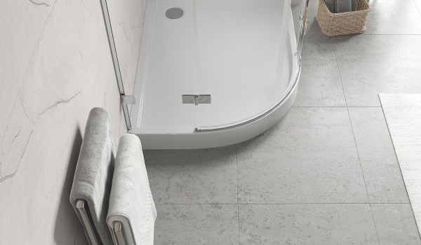 Asymetrická půlkruhová sprchová vanička do koupelny