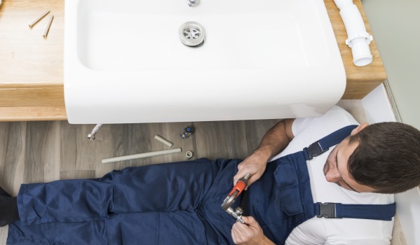 Na jaké výšce umístit odtok umyvadla podle normy vod-kan?