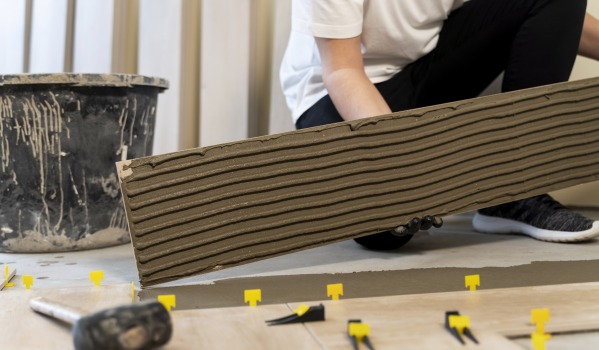 Ceník pokládání dlaždic v roce 2025 – kolik skutečně stojí glazura?