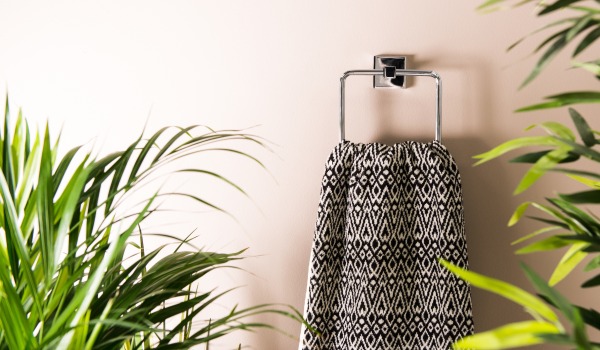 Jaký způsob montáže koupelnových doplňků zvolit — věšák na ručníky bez vrtání a s vrtáním