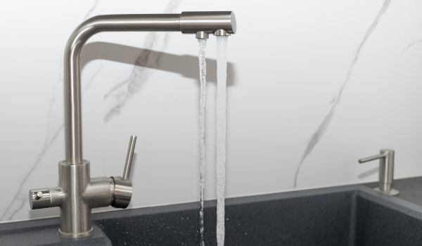 Jak přizpůsobit dávkovač dřezu?