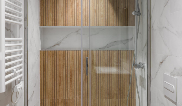 Podomítkový sprchový systém v malé koupelně