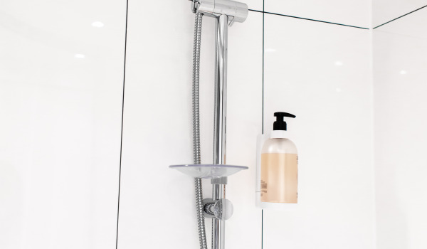 Stylové sprchové sloupy v koupelně