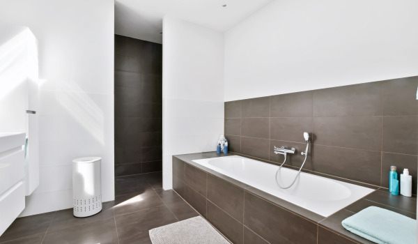 Obdélníková vana v malé koupelně