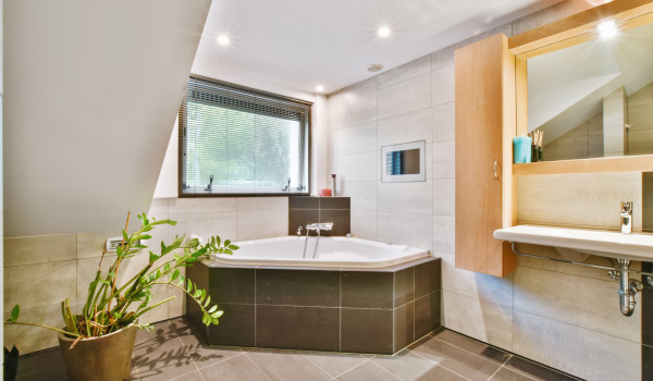 Stylová koupelna s rohovou vanou