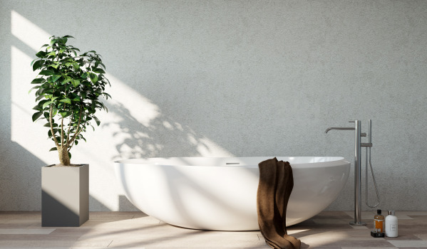 Vana s paravanem v malé koupelně