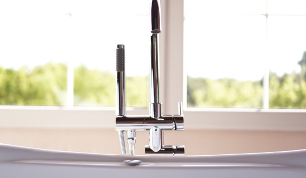 Moderní koupelny s vanovými a sprchovými bateriemi