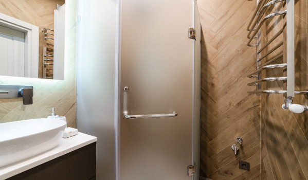 Čtvercová sprchová vanička v malé koupelně