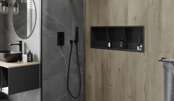 Industriální koupelna s vestavěnou poličkou do sprchy