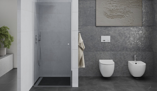 Prostorná koupelna se sprchovými dveřmi