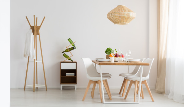 Jak ochránit stěny v jídelně? Nápady na úpravu stěny nad stolem v kuchyni