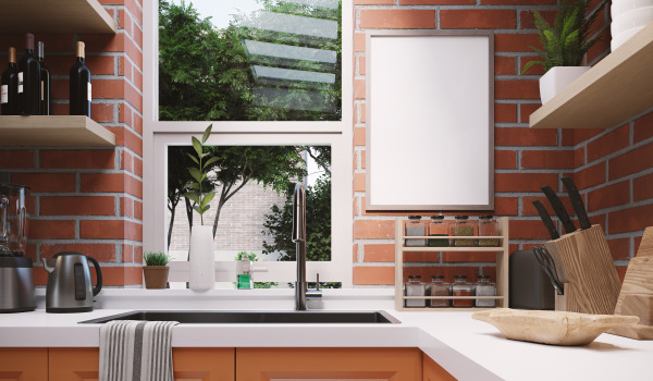 Cihlová zeď v kuchyni. Jaká barva stěn se nejlépe hodí k červené cihle?