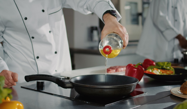 Kam vylít olej z pánve – je možné ho nalít do dřezu?