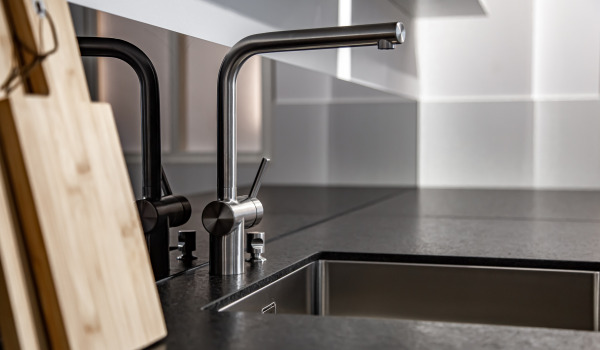 Jakou pracovní desku zvolit pro podvěšený dřez?