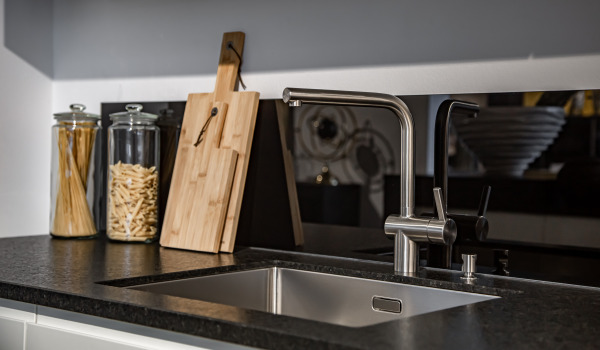 Granitový, ocelový nebo keramický dřez?