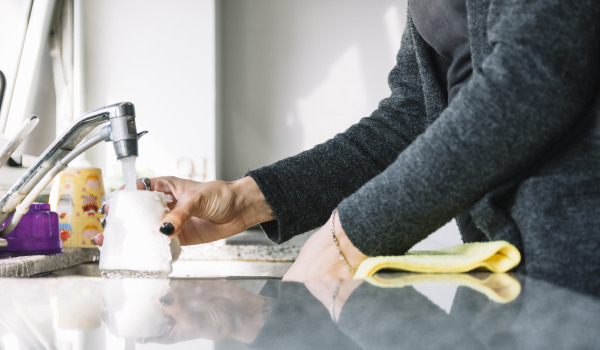 Zrcadlo v kuchyni místo obkladů a zrcadlové dlaždice mezi skříňkami: výhody a nevýhody - stojí to za to?