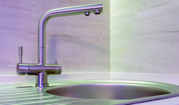 Poškrábaný žulový dřez: jak odstranit škrábance?