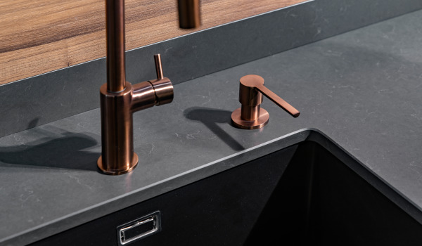 Dřez s dávkovačem, neboli praktický dřez