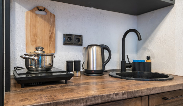 Jak se zbavit skvrn na žulovém dřezu?