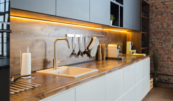 Co mezi skříňkami v kuchyni – levně a rychle ji osvěžíte s námi!