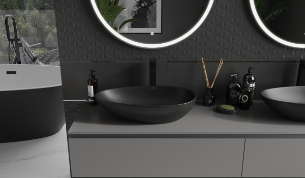 Umyvadla z konglomerátu v šedo-černé koupelně