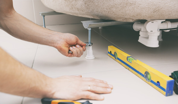 Jak namontovat obdélníkovou sprchovou vaničku?