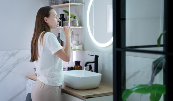 Jak ozdobit zrcadlo bez rámu?