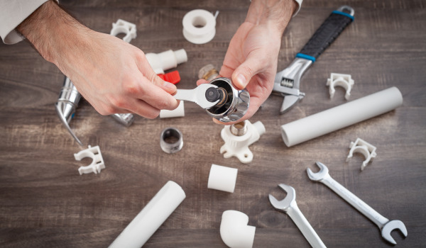 Jak namontovat čtvercovou sprchovou vaničku?