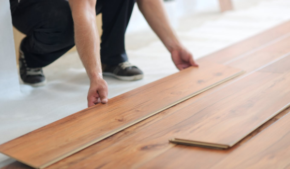 Jak vyrovnat podlahu pod panely bez potěru?