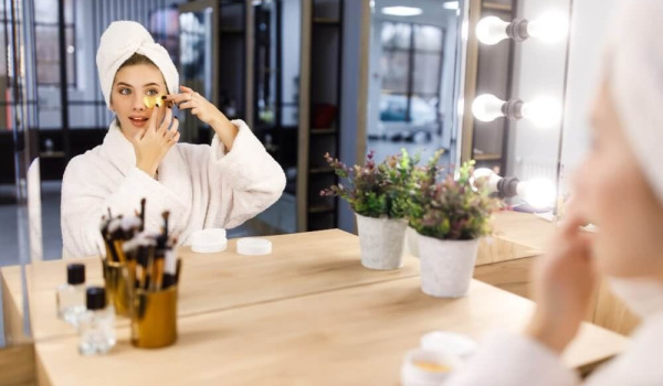 Jaké zrcadlo na líčení vybrat?