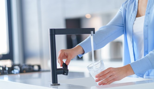 Jaký filtr na pitnou vodu pod dřez vybrat? Jak to funguje?